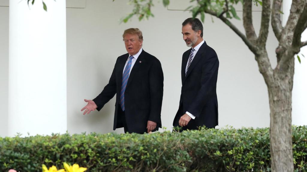 Felipe y Donald paseando tras el saludo.