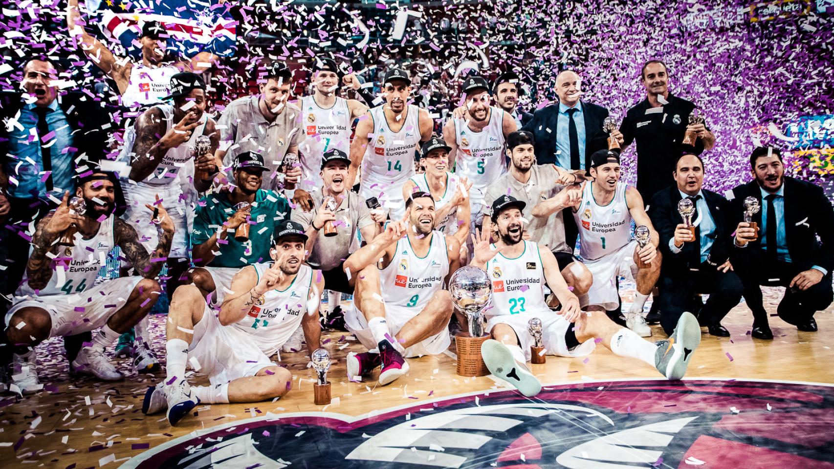 El Real Madrid celebra su 34ª Liga en la cancha del Buesa Arena de Vitoria.