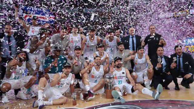 El Real Madrid celebra su 34ª Liga en la cancha del Buesa Arena de Vitoria.