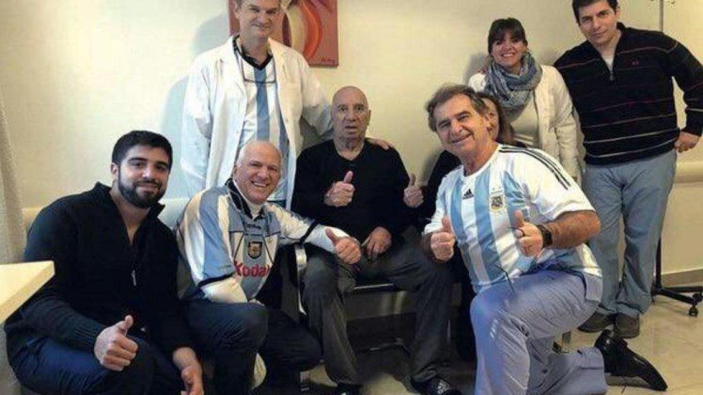 Bilardo posa con el equipo médico que le operó en Buenos Aires