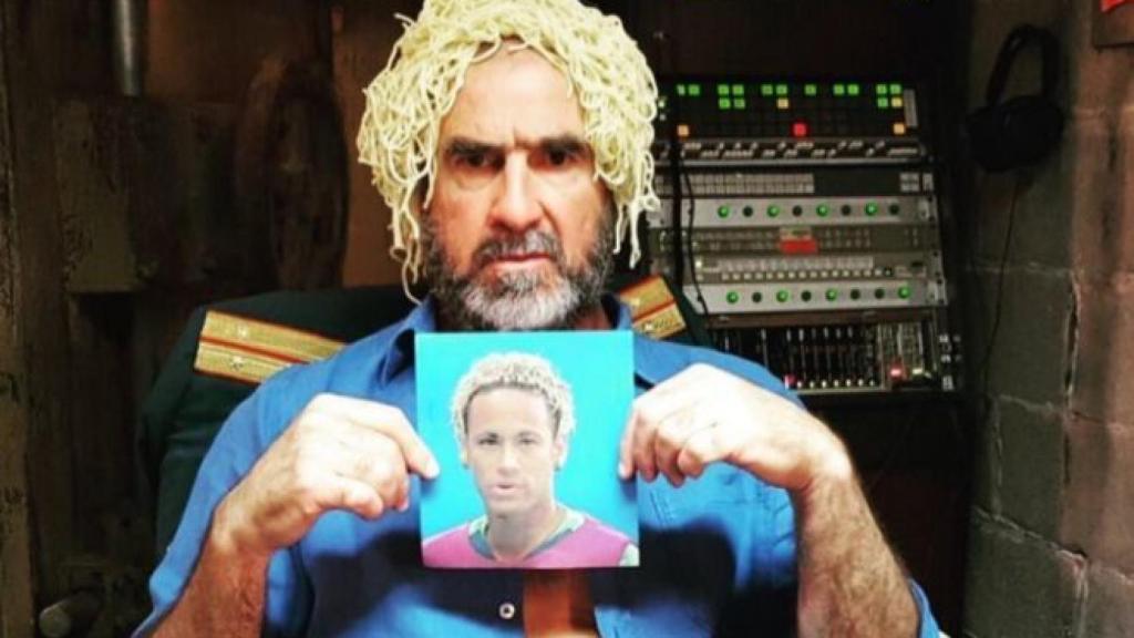 Eric Cantona con una foto de Neymar.