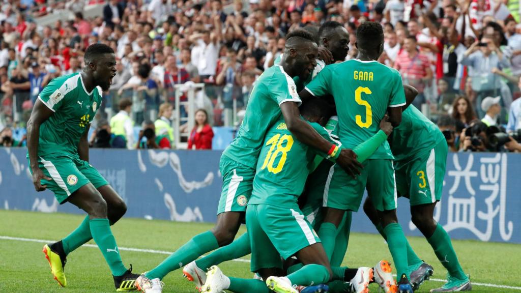 Los jugadores de Senegal celebran un gol ante Polonia.