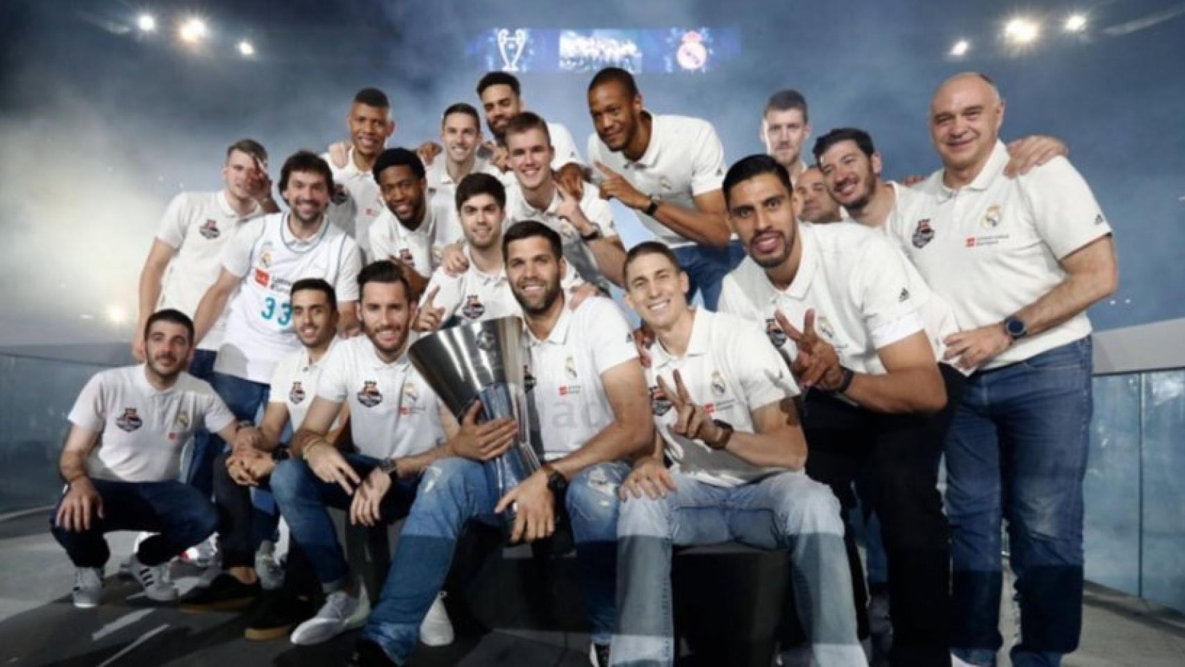 La plantilla de baloncesto posa con La Décima en el Santiago Bernabéu