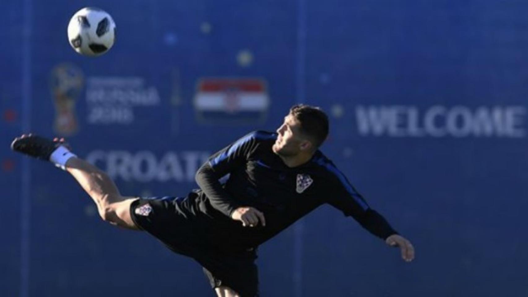 Mateo Kovacic controla el balón en un entrenamiento con Croacia. Foto: Instagram (@hns_cff)