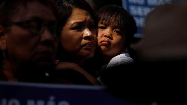 Una madre y su hijo en una manifestación contra las medidas de Trump.