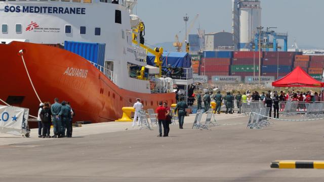 El Aquarius, durante su desembarco en el puerto de Valencia