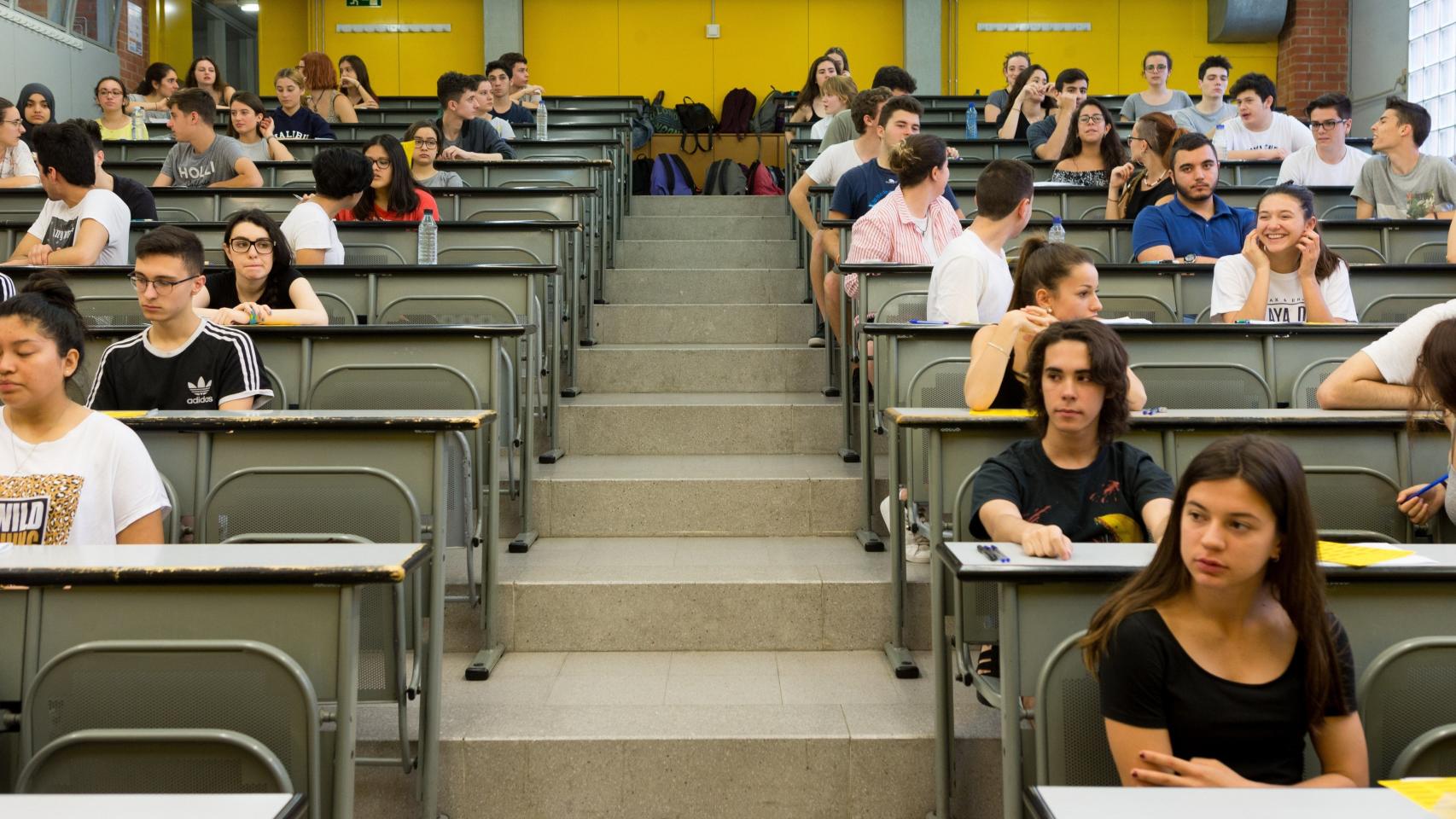 Una grupo de alumnos se prepara para examinarse de selectividad en Barcelona