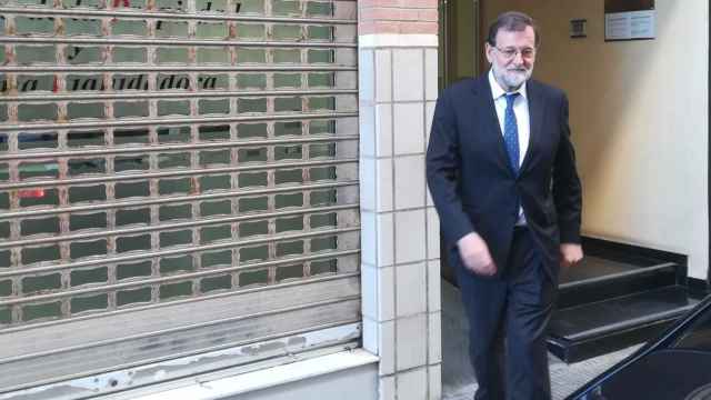 Rajoy, a la salida del Registro de Santa Pola el día que tomó posesión.
