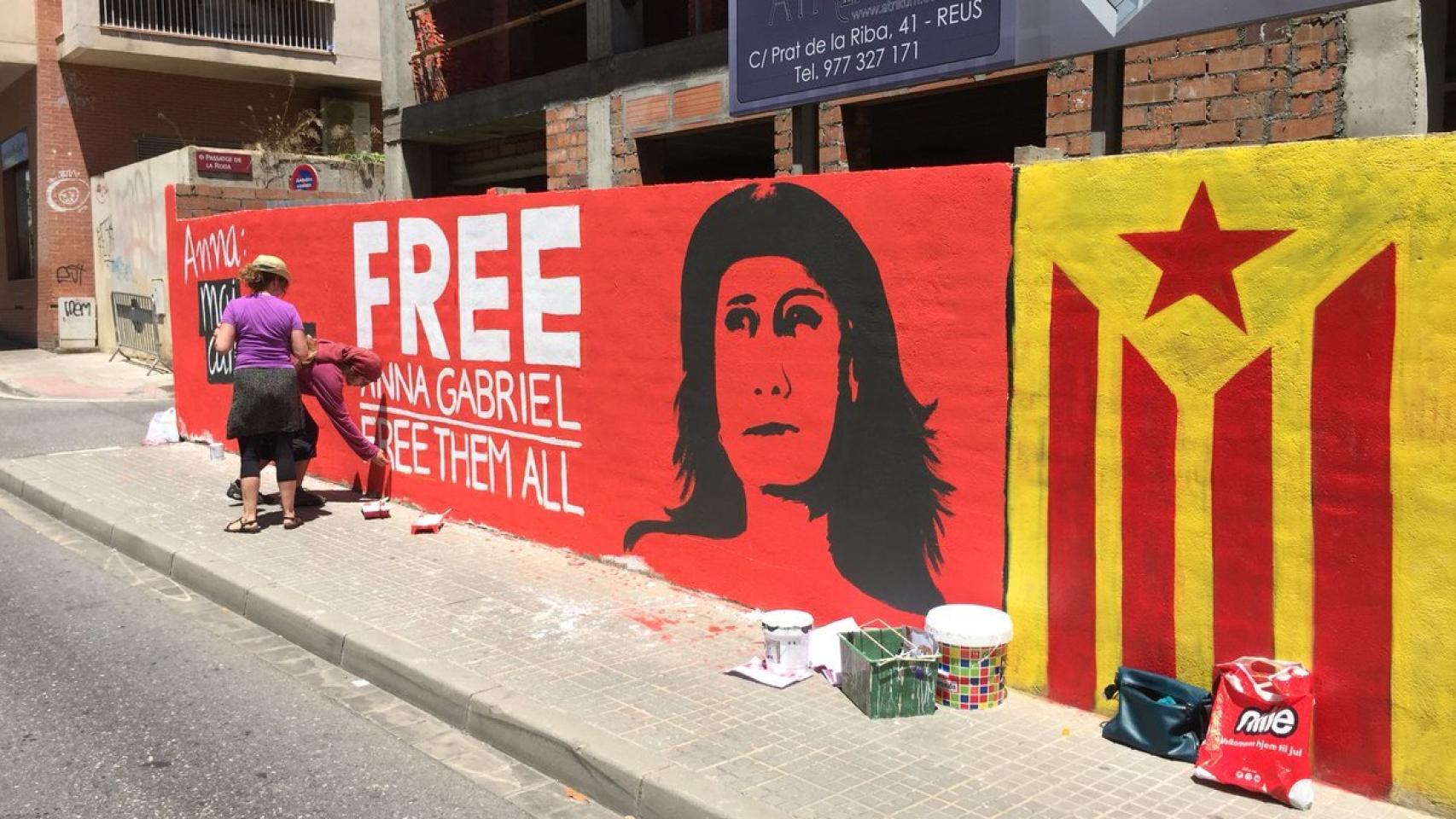 El mural se ha pintado este sábado en una de las calles de Reus.