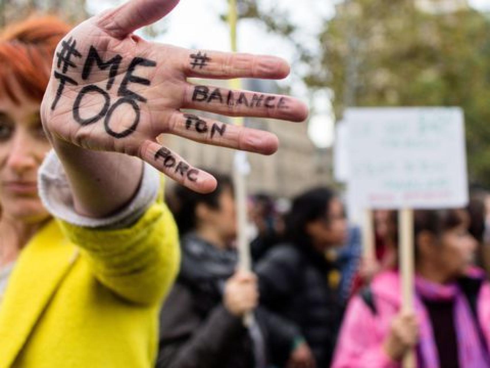 Una manifestante contra el abuso y el acoso sexual.