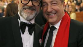 Los grandes cocineros a nivel mundial, el italiano Massimo Bottura, (i) y el español Joan Roca (d).