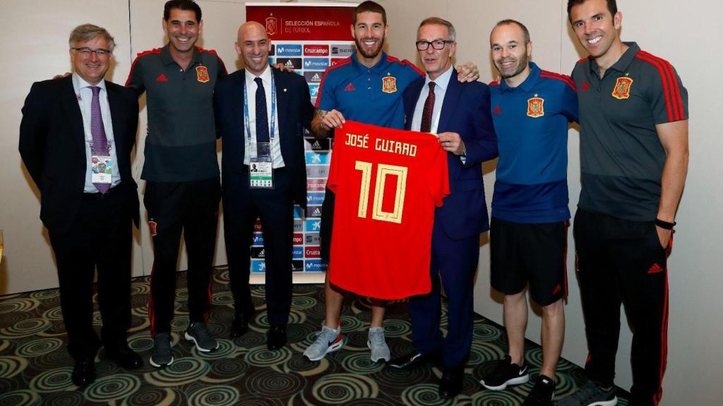 El ministro junto a Iniesta, Ramos, Marchena, Rubiales y Fernando Hierro.