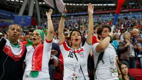 Aficionadas iraníes en el Kazan Arena durante el Irán - España.