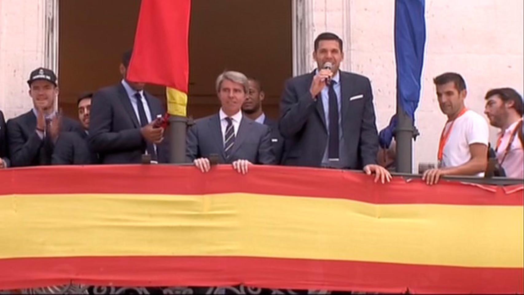 Felipe Reyes en el balcón de la Comunidad de Madrid