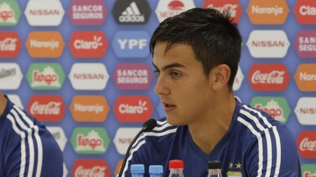 Dybala durante la rueda de prensa. Foto: Twitter (@Argentina).