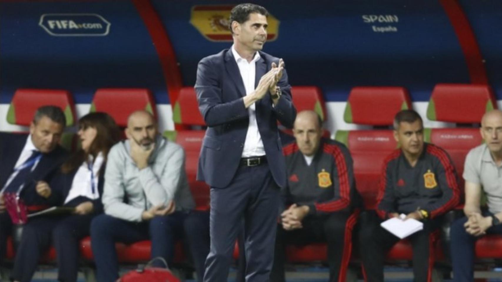 Hierro, ante Irán. Foto: Twitter (@sefutbol).