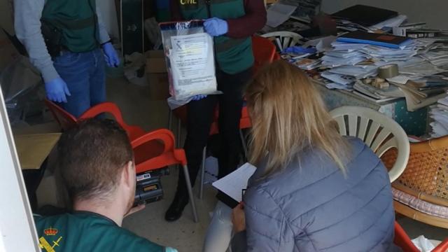 Agentes de la Guardia Civil en un registro de la operación Ebisu.