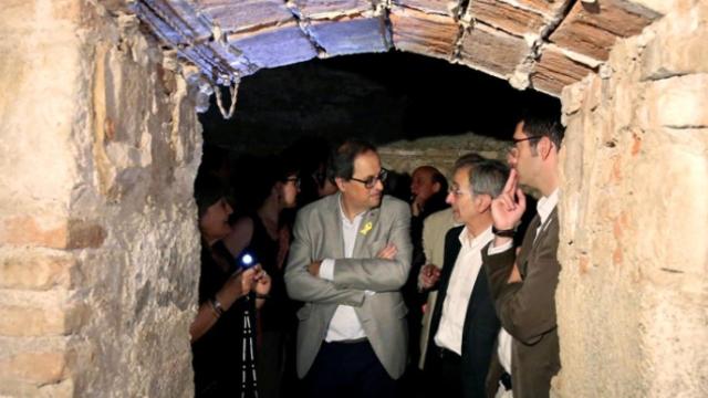 Quim Torra visitando una exposición en Granollers (Barcelona) sobre el bombardeo aéreo que sufrió el municipio durante la Guerra Civil.