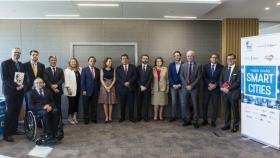 Foto de familia del I Foro EL ESPAÑOL sobre Smart Cities. De izquierda a derecha: Miguel Ángel Uriondo, redactor jefe de Empresas y Medios de EL ESPAÑOL.