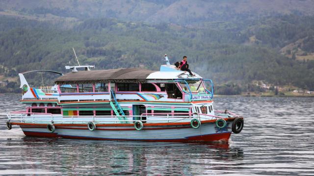 Un barco similiar al KM Sinar Bangun, buque que ha naufragado.