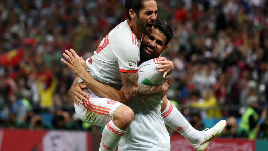 Isco celebra el gol de Diego Costa.