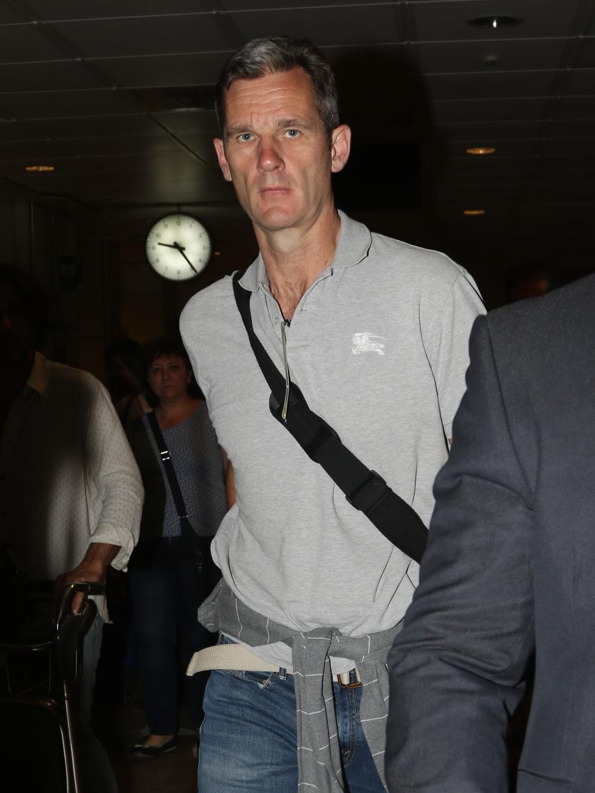 Iñaki Urdangarin en el aeropuerto de Barajas, camino de la cárcel de Brieva.