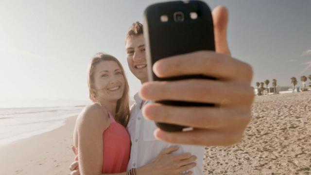 usar el movil en la playa verano internet en la playa internet para las vacaciones