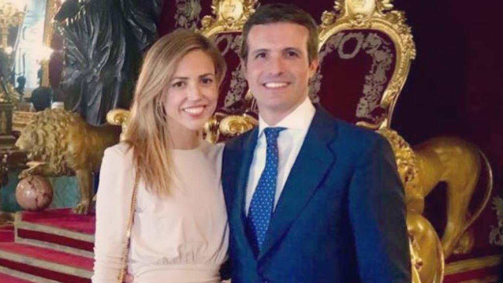 Pablo Casado junto a Isabel Torres, su mujer.