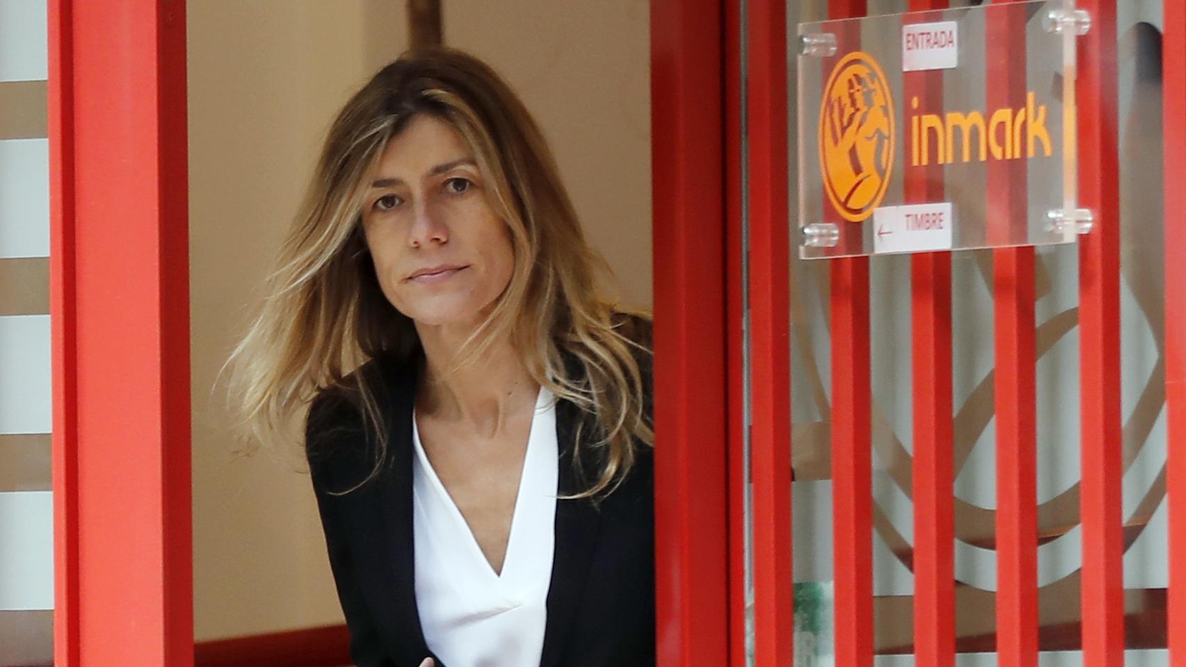 Begoña Gómez saliendo de su trabajo en la empresa Inmark Europa.