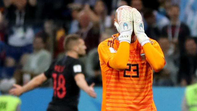 Willy Caballero se lamenta tras su error en el primer gol de Croacia.