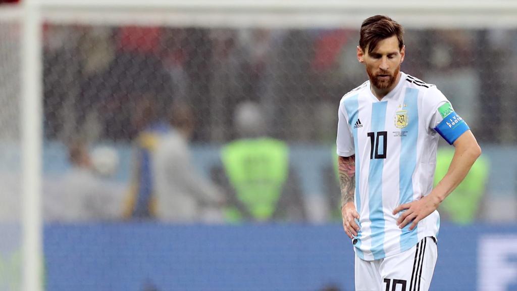 Messi se marcha del campo.