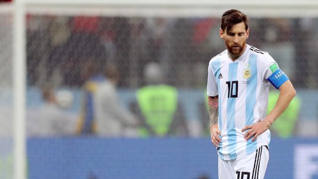 Messi se marcha del campo.