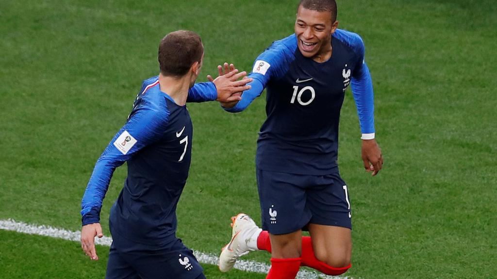 Mbappé celebra su gol con Griezmann.