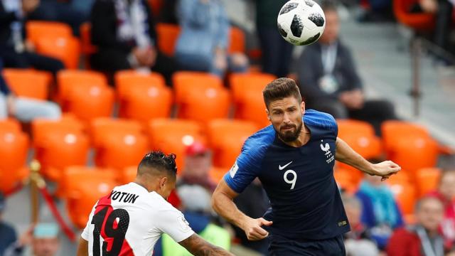 Giroud y Yotún durante el partido.