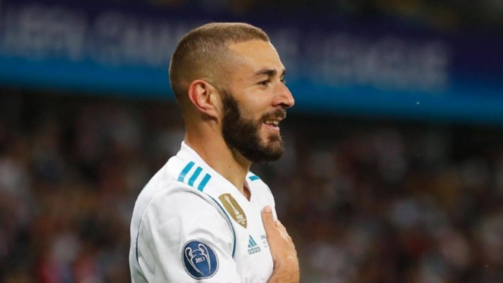 Benzema celebra su gol al Liverpool tocándose el escudo