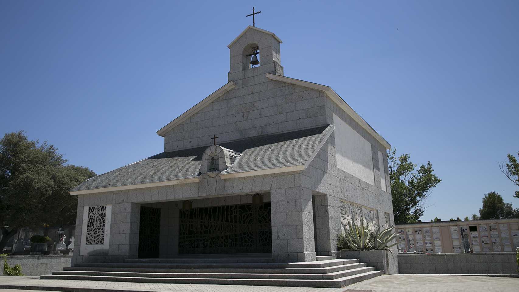 En este edificio se encuentra la cripta en la que podría recalar Franco.