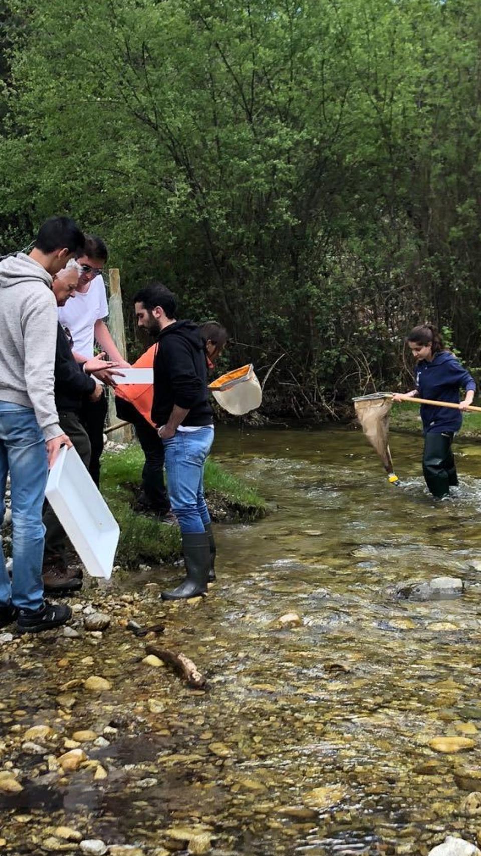 Alumnos de Ciencias Ambientales durante una salida al campo, actividad que consideran esencial.