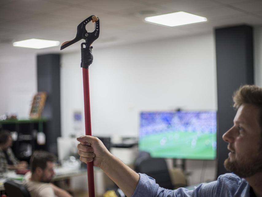 Con esta pinza sujeta con cinta aislante a una escoba sostenían los primeros Ipads con los que retransmitieron el Mundialito del Algarve, el torneo internacional de fútbol infantil más grande del mundo.