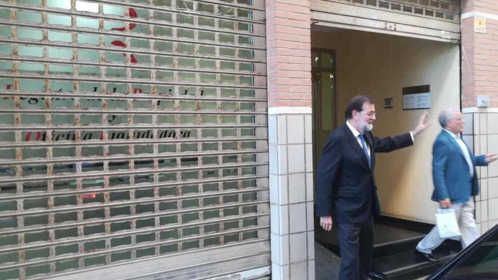 Esta martes, Mariano Rajoy conoció de la mano de su amigo Francisco Riquelme a los compañeros del registro de la propiedad de Santa Pola (Alicante).