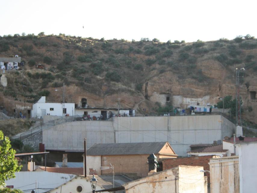 Las casas-cuevas, tradicionales de Marchal, donde viven Juan y sus hijos