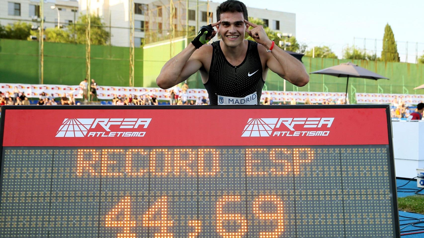 Bruno Hortelano posa con su flamante récord de España de 400.