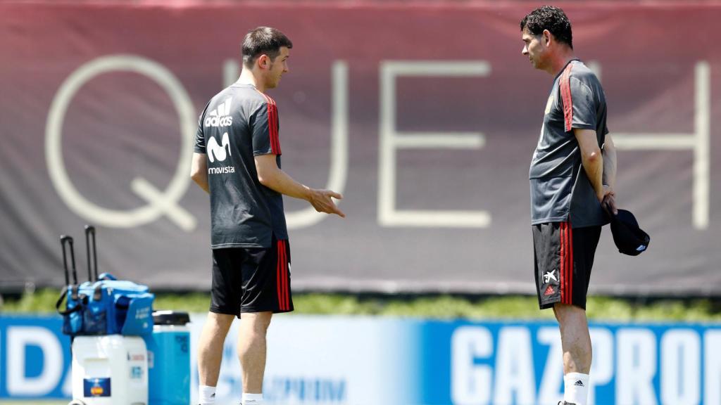 Hierro y Celades conversan durante un entrenamiento de la selección española.