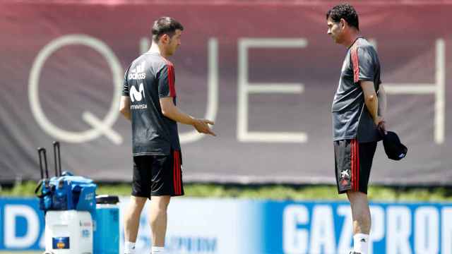 Hierro y Celades conversan durante un entrenamiento de la selección española.