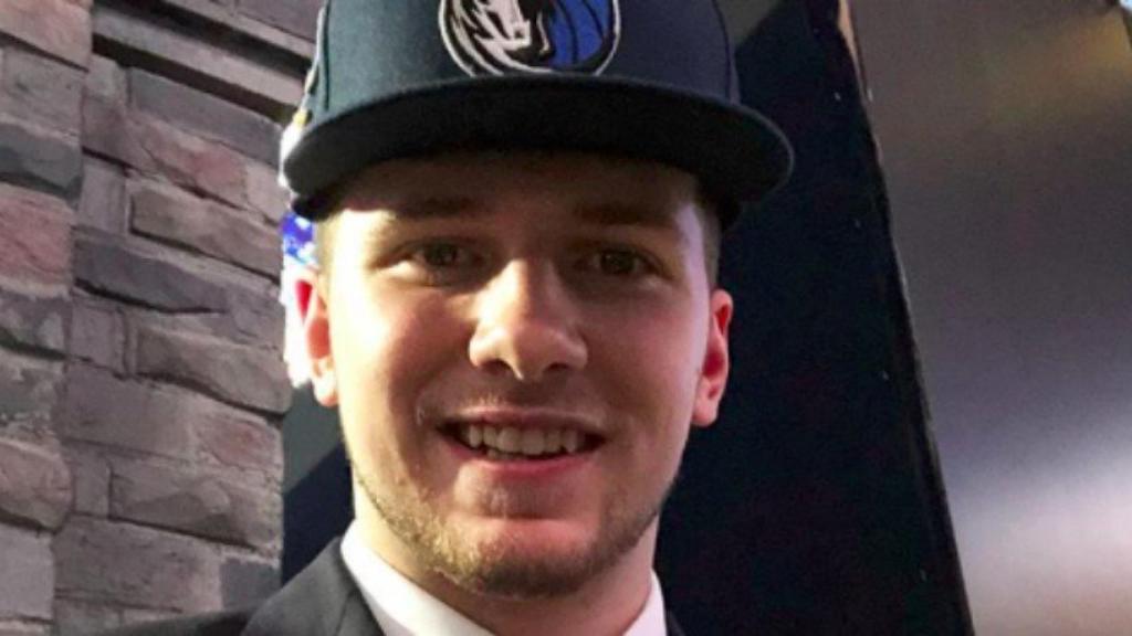 Doncic posa con la gorra de Dallas Mavericks. Foto Instagram (@dallasmavs)