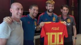 El regalo de Sergio Ramos a Piqué por sus 100 partidos con España