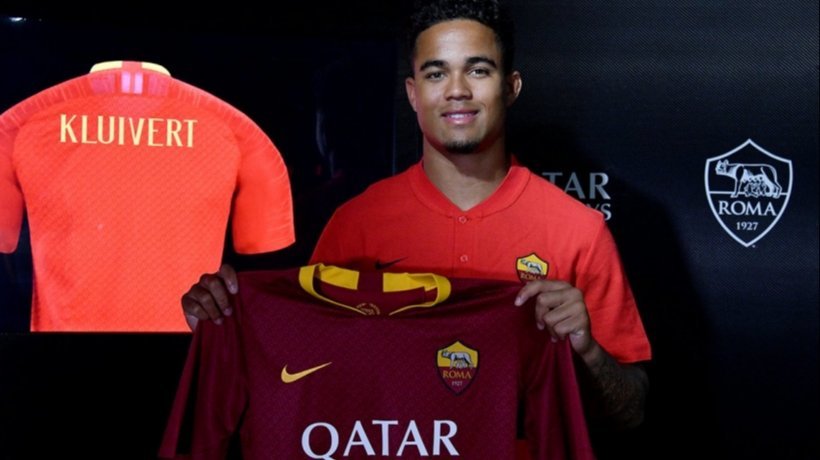 Kluivert posa con la camiseta de la Roma. Foto. Twitter (ASRomaEN)