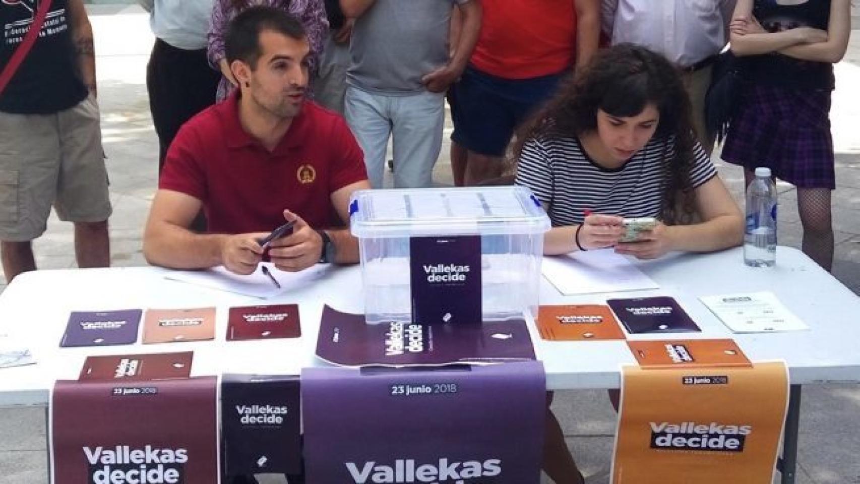 Voluntarios de 'Vallekas decide' presentan las urnas de la votación.