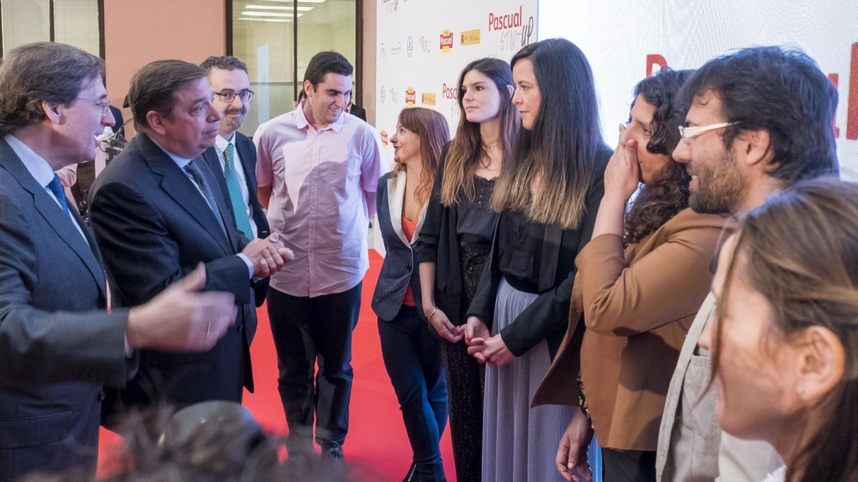 Tomás Pascual y el ministro de Agricultura, Luis Planas, hablan con los ganadores de los Premios Pascual Startup 2018.