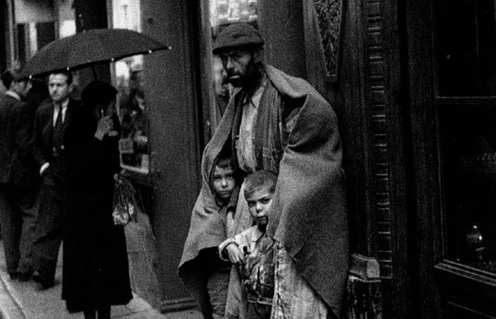 Un hombre con dos niños en la Carrera de San Jerónimo en a principios de la década de 1940.