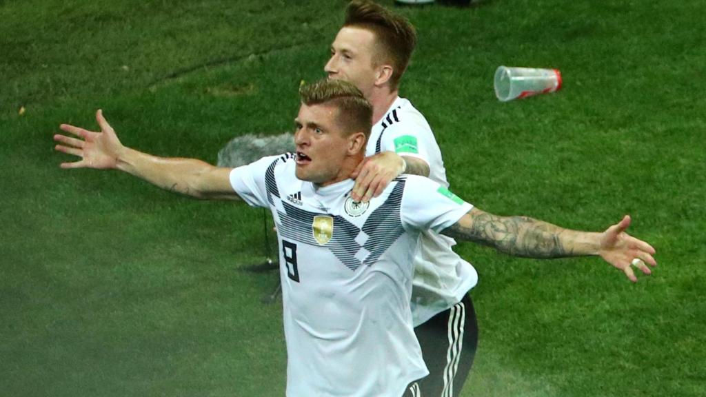 Toni Kroos, con Reus, celebra su épico gol a Suecia en el 95'.